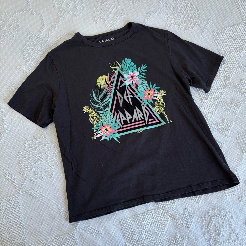 Def Leopard brand women’s size medium cotton tropical cheetah short sleeve tee‎